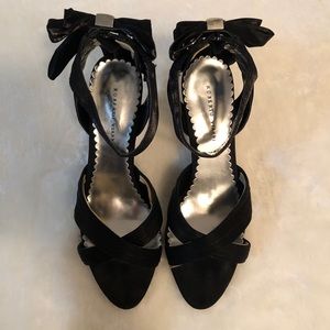 Black sandals with bow